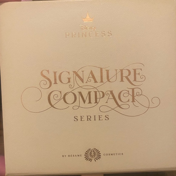 Besame cosmetics Disney Princess Tiana compact - Picture 3 of 7